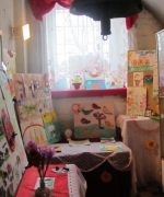 Пасхальная выставка детского творчества на паперти храма