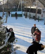 Наряжаем рождественскую елку около храма