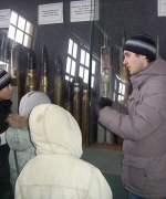 Экскурсию в музее проводит лейтенант запаса Антон Евгеньевич