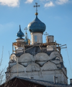 Работа на крыше храма