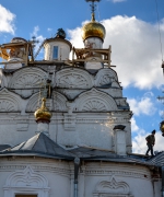 Установка малых куполов над главным алтарем и Покровским приделом