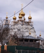 Храм с новыми куполами